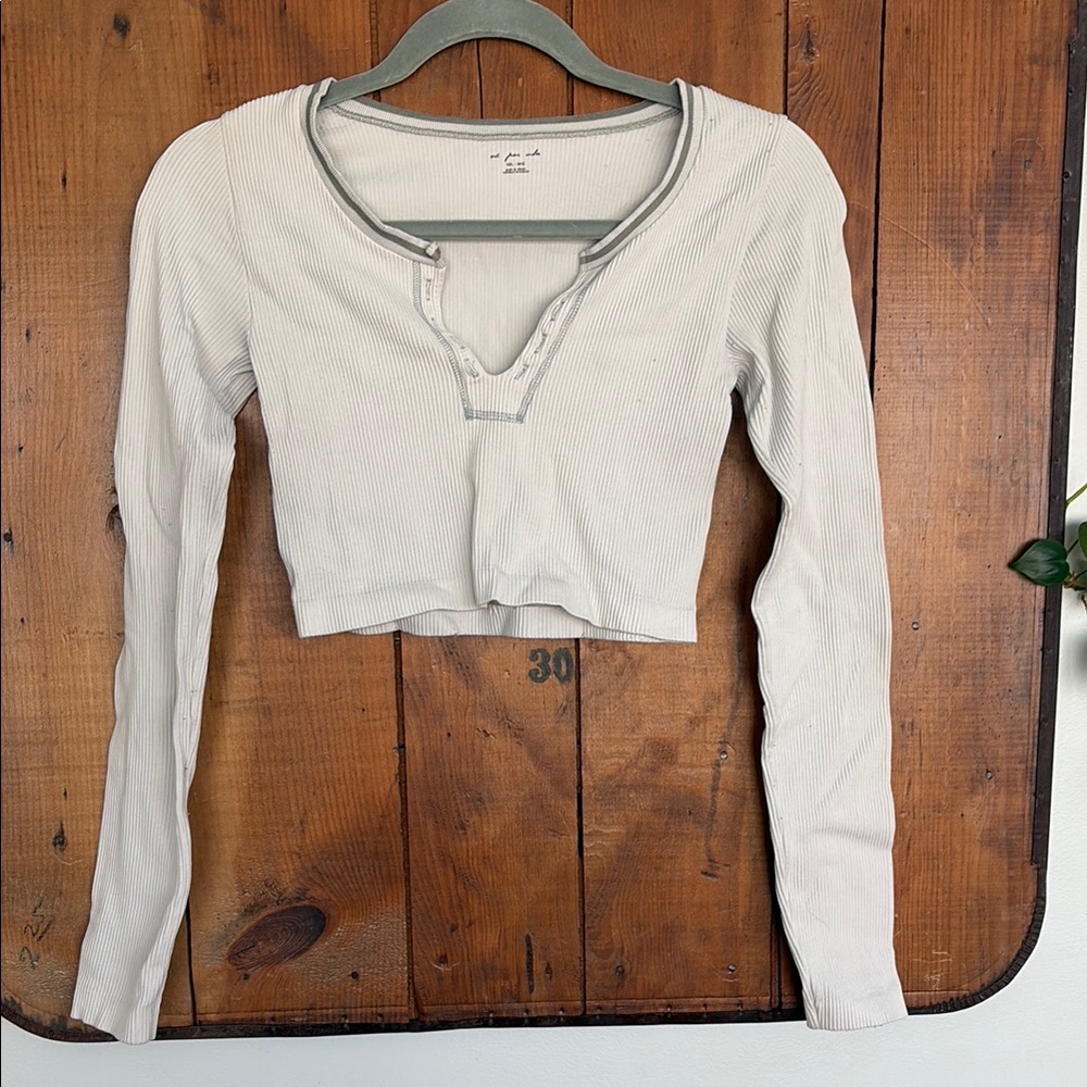 Long Sleeve V-Neck Crop Top